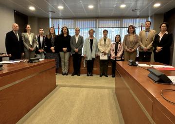 La presidenta de la EAPN-RM, Rosa Cano Molina, con los miembros de la Comisión Especial de Estudio de lucha contra la Pobreza y Exclusión Social en la Región de Murcia
